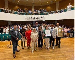 En la foto de izquierda a derecha: Rafa Mas, candidato a la alcaldía de Alacant por Compromís; Concha Sala, Concejala de Fiestas del Ayuntamiento de Torrevieja; Alfredo Millán, Director de Servicios y Excelencia del Club Excelencia en Gestión; Francisco Canales, Director Fundación Adiem; Eduardo Dolón, Alcalde de Torrevieja; Gertrudis Marcos Lizón, Presienta Fundación Adiem; Inmaculada Aparicio Ramón, Vicepresidenta Fundación Adiem; Elena Albert Roberto, Directora General de Diversidad Funcional y Salud Mental de la Generalitat Valenciana; Eva Ortiz Vilella, Diputada por Alicante e Israel Muñoz Guijarro candidato a la alcaldía de Torrevieja por los Verdes de Torrevieja.